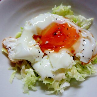 半熟目玉焼きのキャベツサラダ